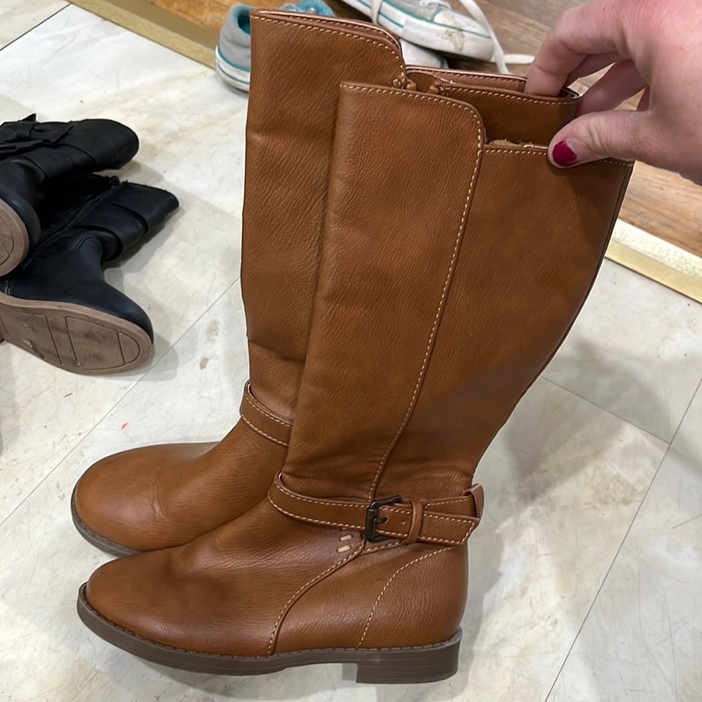 Brand-new size 11 girls brown riding style boots. Zipper enclosure.